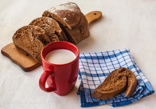 Brot Tabatiere und Tasse mit Milch — Stockfoto