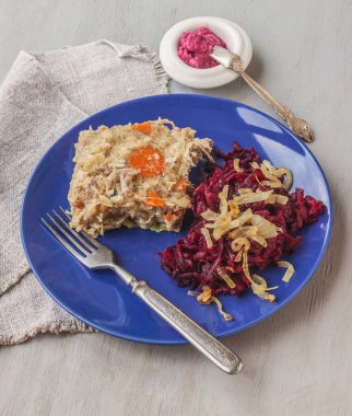 Etli jöle ve horseradish ile plaka