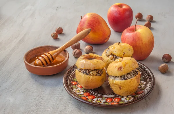 Manzanas al horno con pasas, nueces y miel —  Fotos de Stock