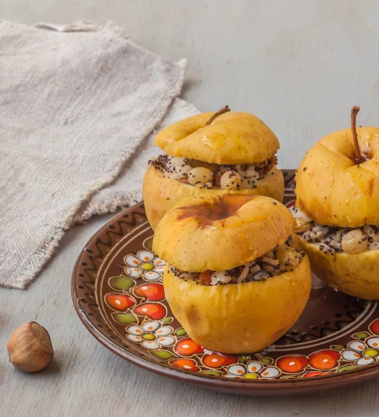 Maçãs assadas com passas, sementes de papoila, arroz e mel — Fotografia de Stock