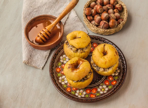 烤的苹果和葡萄干，罂粟种子、 米饭和蜂蜜 — 图库照片