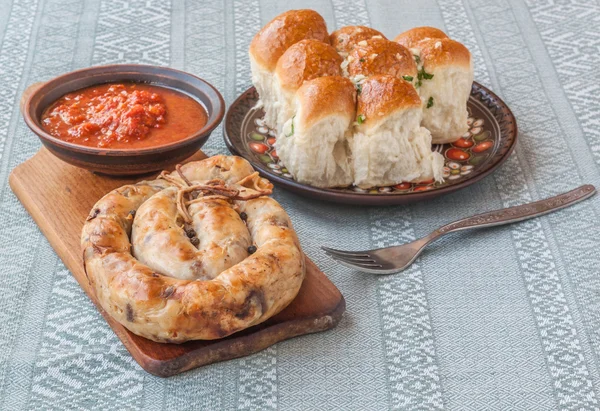Anello salsiccia fatta in casa e panini con aglio — Foto Stock
