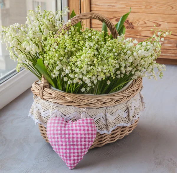 Mand met lelies van de vallei en hart — Stockfoto