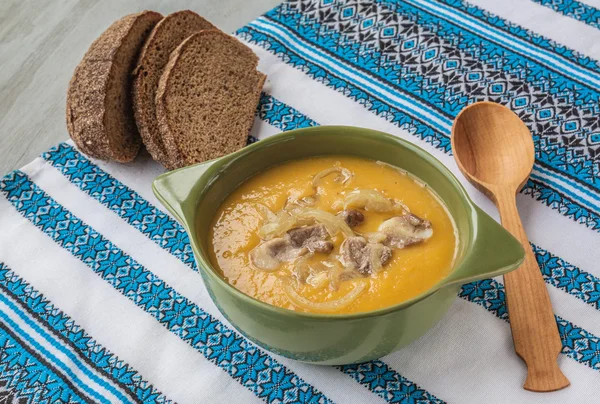 Sopa de calabaza con cebolla frita y la carne con tocino —  Fotos de Stock