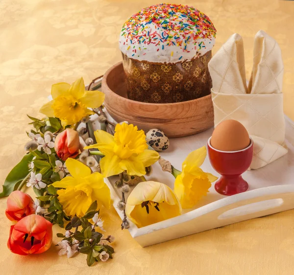 Ostern Torte auf einem weißen Tablett — Stockfoto