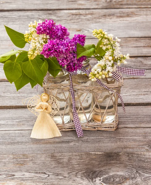 Bouquet de lilas et figurine d'ange — Photo