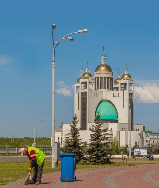 Worker cleans the territory — Stock Photo, Image