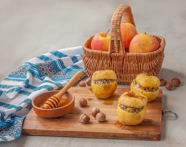 Mele al forno con uva passa — Foto Stock