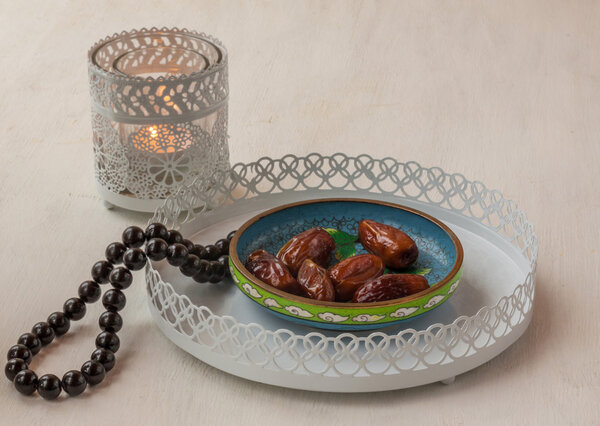 Рамадан лампы и даты натюрморта
