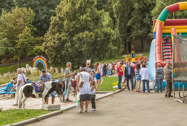 Atracciones en la exposición de flores en "Spevoche pole" en Kiev — Foto de Stock