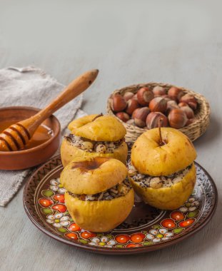 Kuru üzüm ile pişmiş elma