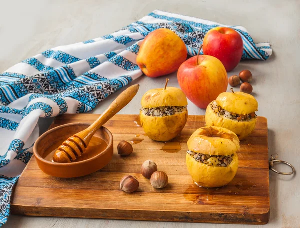 Gebackene Äpfel mit Rosinen — Stockfoto