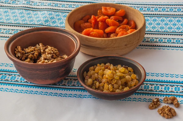 Ingrediënten voor kutja op geborduurde tafellaken — Stockfoto