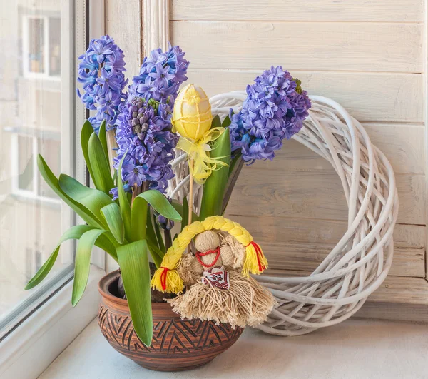 Hyacinths in a pot and Ukrainian folk toy — Stock Photo, Image