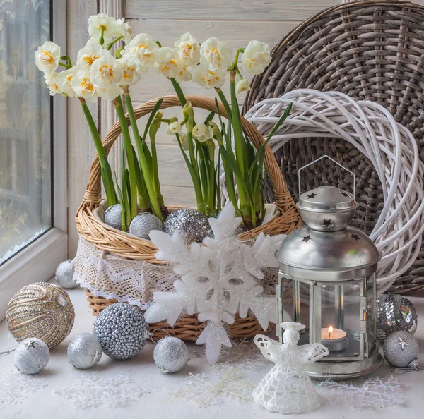 Daffodils and Christmas decorations — Stock Photo, Image