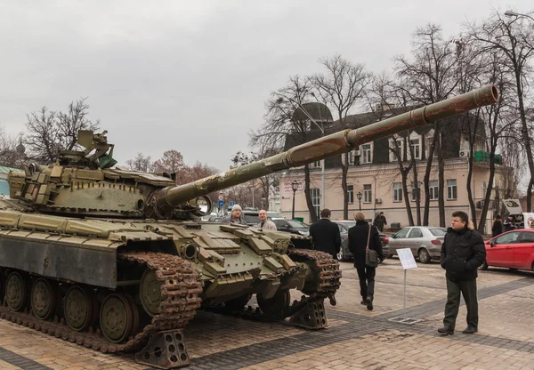 Kiev citizens look on T-64BV tank — Stock Photo, Image