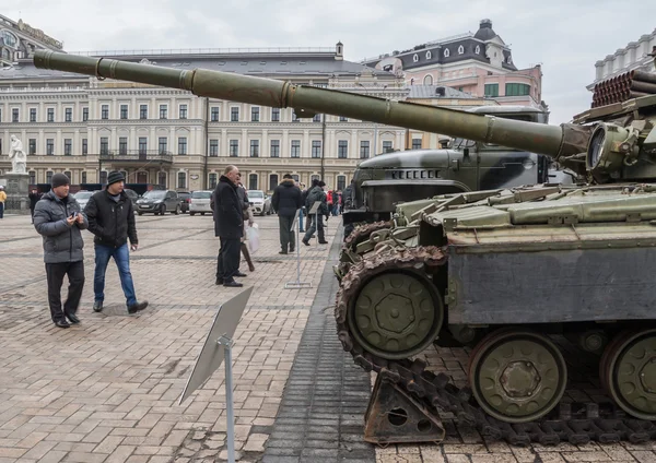 Kiev citizens look on T-64BV tank — Stock Photo, Image