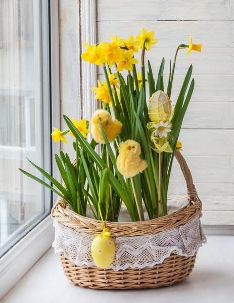 Basket with daffodils, chickens and eggs — Stock Photo, Image