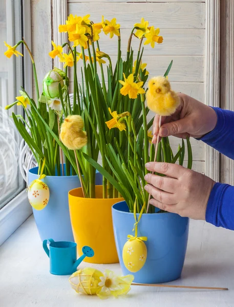 Hands decorating Easter basket — Stock Photo, Image