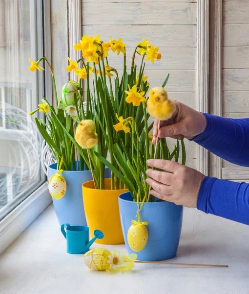 Handen versieren Easter basket — Stockfoto