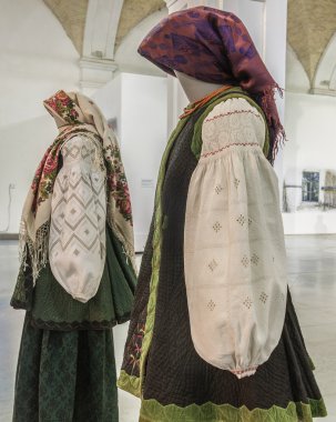 Sergilenen Ukraynalı giyim kompleksleri