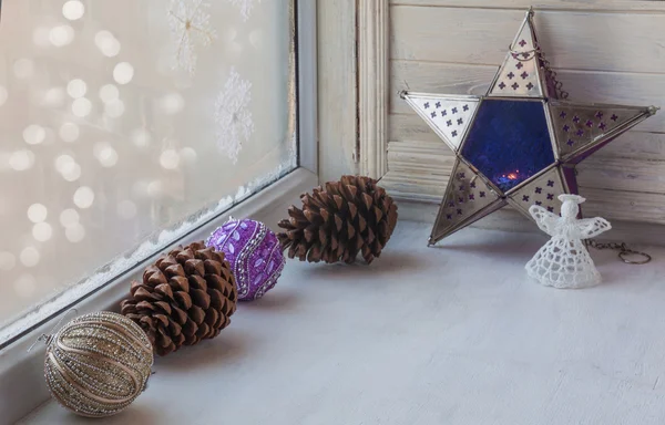 Fenêtre avec décoration de Noël — Photo