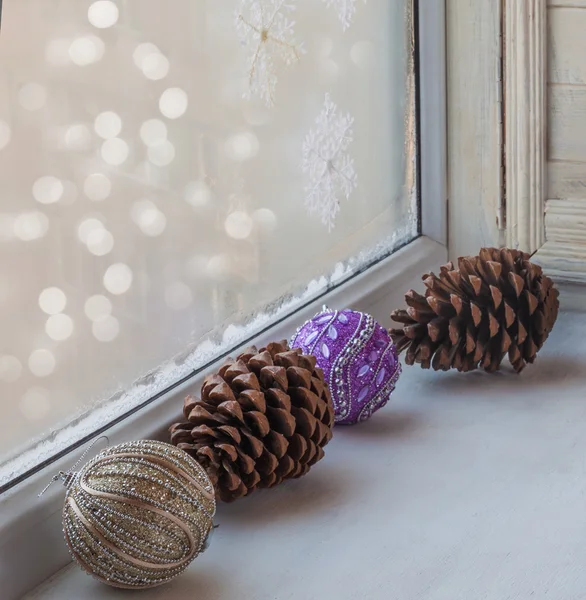 Fenster mit Weihnachtsdekoration — Stockfoto