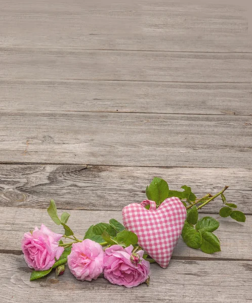 Rose selvatiche e cuore rosa — Foto Stock