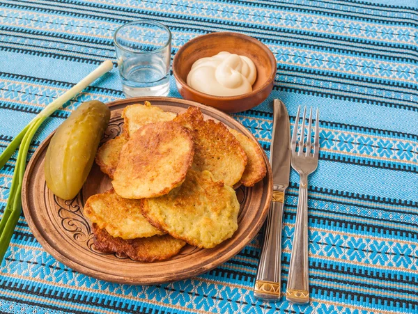 Aardappel maïsmeel en een glas wodka — Stockfoto