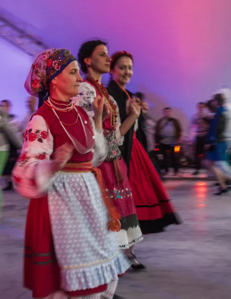 Meninas em trajes ucranianos dançando — Fotografia de Stock