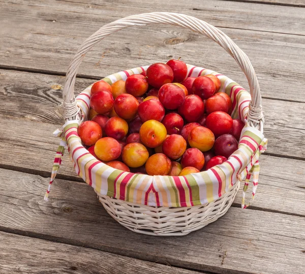 Cesta de mimbre con ciruelas —  Fotos de Stock