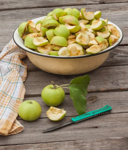 Rodajas de manzanas en un recipiente — Foto de Stock