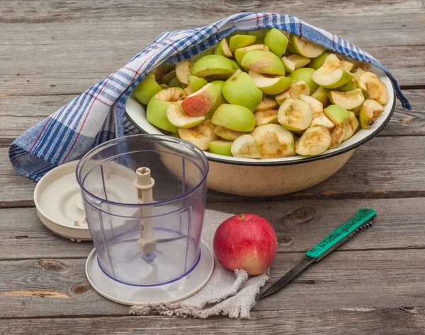 Rodajas de manzanas en un recipiente — Foto de Stock