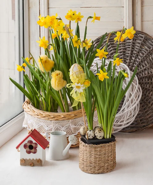 Decoración de Pascua en la ventana — Foto de Stock