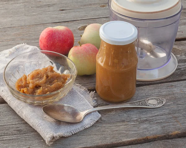 Appelmoes, mixer, appels op een houten tafel — Stockfoto