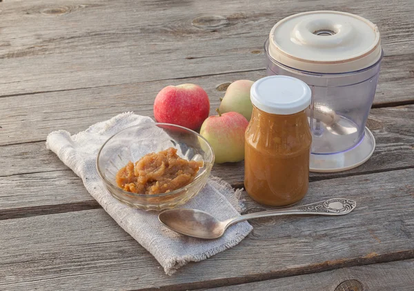 Appelmoes, mixer, appels op een houten tafel — Stockfoto