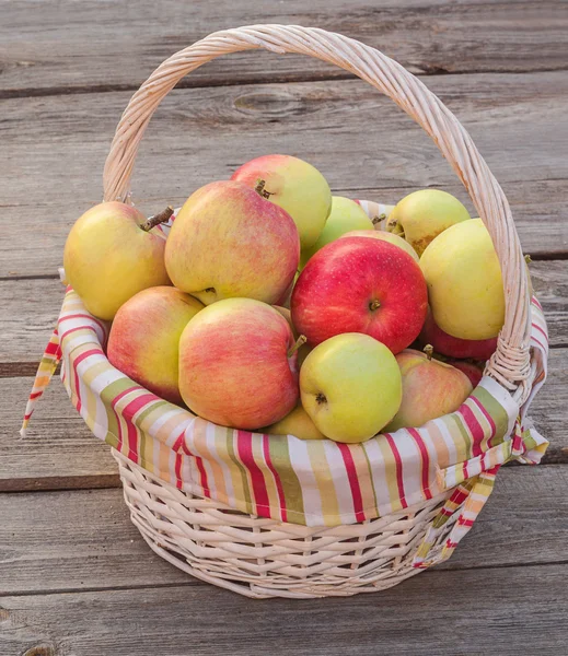 Otoño de naturaleza muerta con cesto de manzanas — Foto de Stock