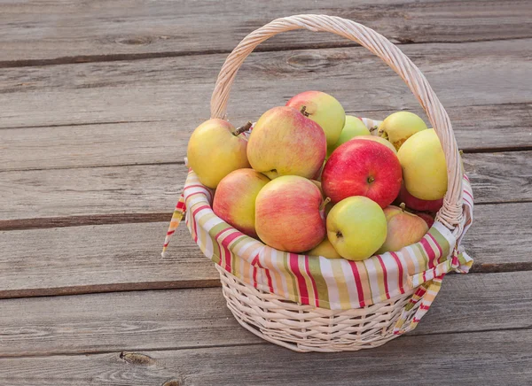 Vida de outono ainda com uma cesta de maçãs — Fotografia de Stock