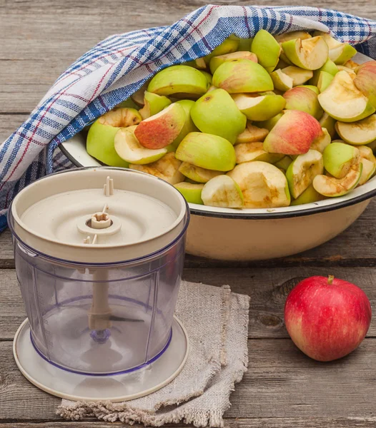 Rodajas de manzanas mermelada al lado de la mesa de mezclas — Foto de Stock