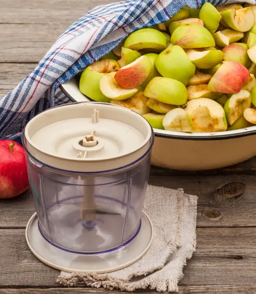 Rodajas de manzanas mermelada al lado de la mesa de mezclas — Foto de Stock