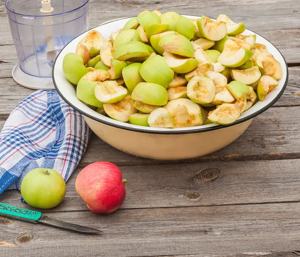 Rodajas de manzanas mermelada al lado de la mesa de mezclas — Foto de Stock