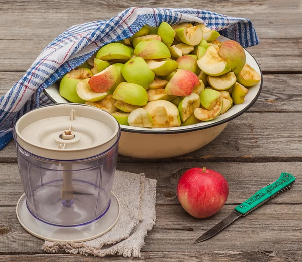 Geschnittenen Äpfel für Jam neben dem mixer — Stockfoto