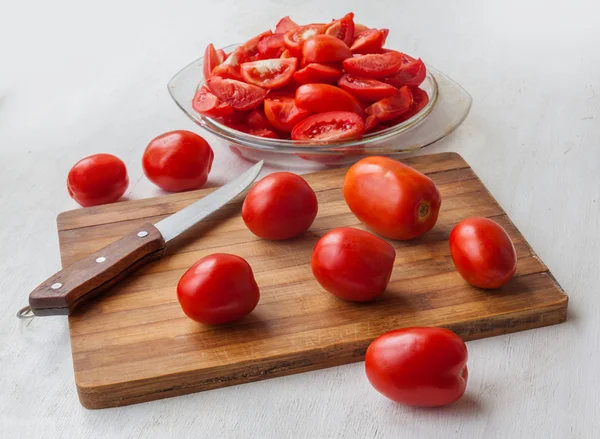 Tomaten op de keukentafel — Stockfoto