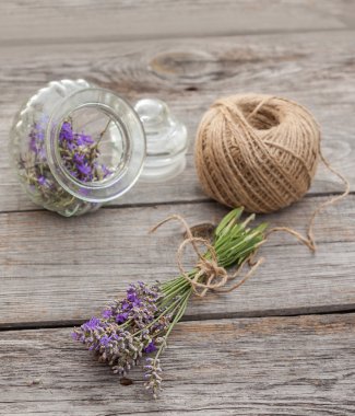 Lavanta çiçekleri ve cam şişe