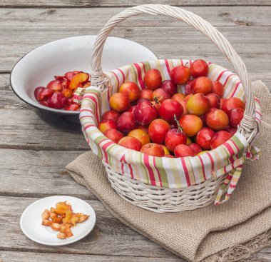 sepet ve kırmızı Erik