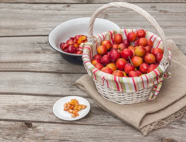 Cesto con prugne rosse — Foto Stock