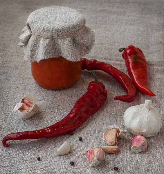 Σπιτικά adjika και καυτερή πιπεριά — Φωτογραφία Αρχείου
