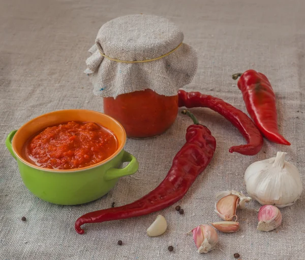 Zelfgemaakte adjika en hete peper — Stockfoto
