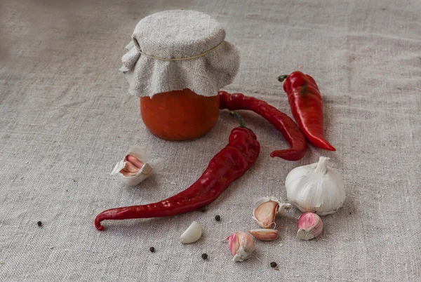 Zelfgemaakte adjika en hete peper — Stockfoto