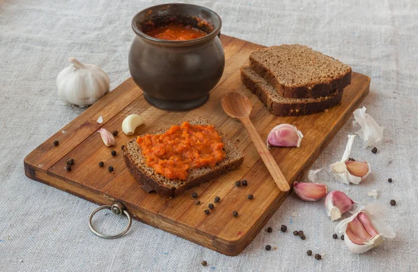 Pão de centeio com adjika — Fotografia de Stock